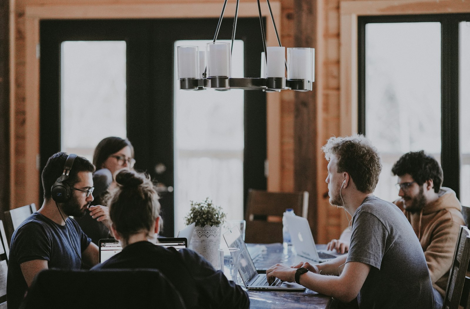 Equipo de profesionales en una reunión de trabajo
